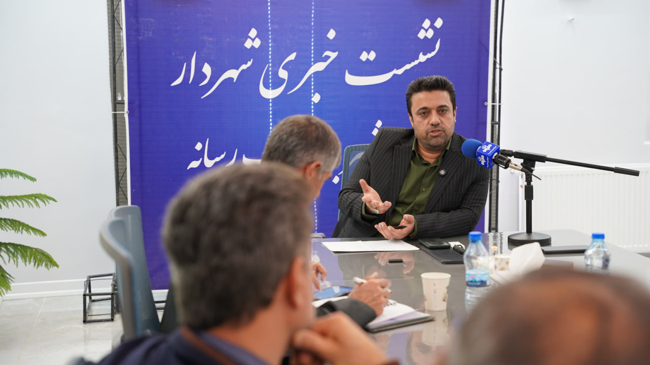 نشست خبری شهردار فرخ‌شهر با اصحاب رسانه استان برگزار شد